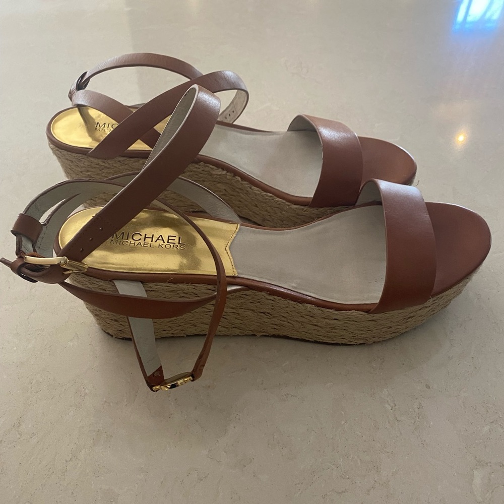 MICHAEL KORS platform sandal, in excellent condition. Size 10.